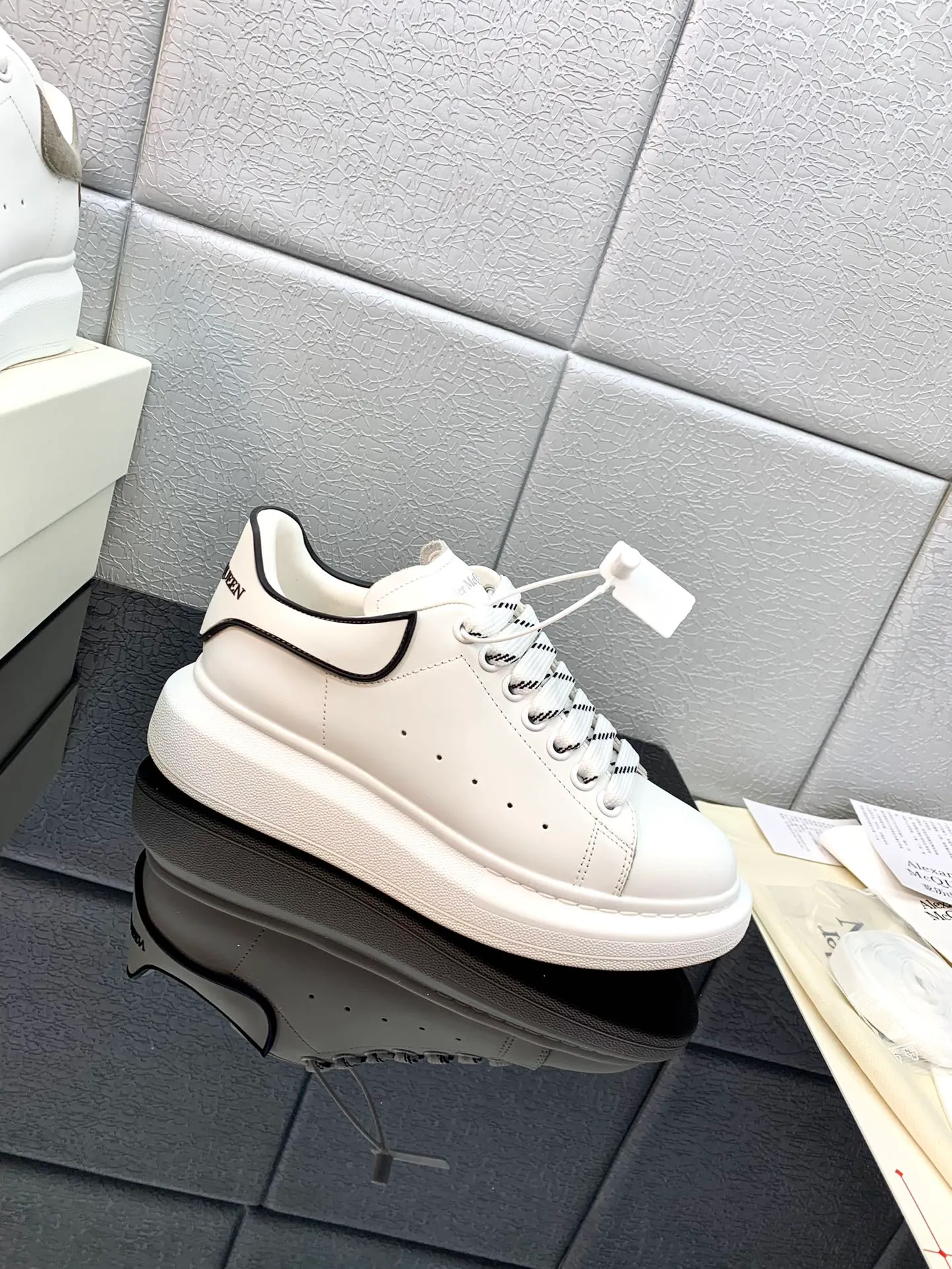 👟👟Ex-factory price 480👟👟 Women's Shoes Factory Women's Shoes Women's Clothes The latest McQueen white shoes original 1⃣: 1⃣ perfect reproduction ☑ Delivery of the latest counter full set of packaging 🎁Full range of colors and styles constantly updated🥳🥳 🔺Fabric: Customized original matte silk cowhide 🔺Inner lining: imported water-dyed sheepskin lining/original customized soft cowhide pad 🔺Feet: super clear high temperature air pressure logo➕soft latex pad 🔺Outsole: rubber T👟👟Ex-factory price U vacuum bottom/I👟👟Ex-factory price original foam bottom, thick bottom about 4cm